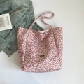 Rosa Canvas-Einkaufstasche mit Leopardenmuster und ovalem Logo-Schild in flacher Ansicht - Vertikal