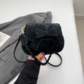 Vintage schwarze Umhängetasche aus Wildleder-Optik mit einer großen dekorativen Schleife - Schwarz