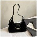 Minimalistische schwarze Hobo-Schultertasche mit mattem Lederfinish und goldener Mondschnalle - Schwarz