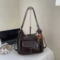 Dunkelbraune Retro-Tasche mit Kontrastnähten und einem süßen Bären-Anhänger - Mit Anhänger / Kaffeebraun