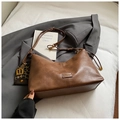 Detail der braunen Vintage-Handtasche mit Leopardenmuster-Anhänger und Micocah-Metalllogo - Braun mit Anhänger
