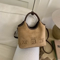 Gros plan du sac en daim marron avec broderie de desserts mignons et poignées en cuir - Kaki (Sans Pendentif)