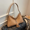 Borsa a spalla in velluto a coste marrone con trama verticale e nappa da donna - Marrone