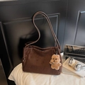Details der braunen Vintage Wildleder Tote Bag mit Prägung und süßem Plüschbär Anhänger - Mit Anhänger / Braun