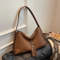 Borsa a spalla marrone in velluto a coste con pieghe verticali e nappe in metallo - Marrone
