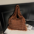 Bolso tote marrón tejido a mano con perlas blancas y ribete de plumas suaves - Marrón