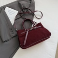 Bolso baguette minimalista en ante burdeos con hebilla plateada y correa ajustable - Rojo