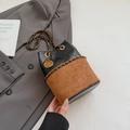 Detail van luipaard emmer tas met roos hanger en bronzen ketting schouderband - Bruin