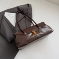 Dettaglio della borsa a spalla in ecopelle marrone scuro con chiusura in metallo dorato - Marrone