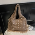 Bolso tote marrón tejido a mano con detalles de perlas y borlas largas de flecos - Caqui