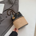Detail van de luipaard bucket bag met gewatteerde textuur en metalen kettingriem - Khaki