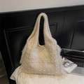 Bolso tote de punto beige con perlas blancas y flecos de plumas en un entorno de estilo moderno - Blanco Roto
