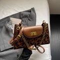 Dettaglio borsa con stampa leopardata, patta in pelle marrone e tracolla a catena oro - Leopardo Marrone