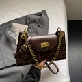 Dettaglio borsa con inserto leopardato, chiusura a girello dorata e catena metallica - Leopardo Caffè