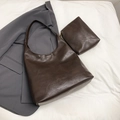 Detail der vintage dunkelbraunen Shopper-Tasche aus Kunstleder mit kleiner Innentasche - Braun