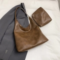 Detailansicht des braunen Vintage Leder Tote Bag Sets mit passender kleiner Reißverschlusstasche - Braun
