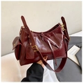 Borsa a spalla bordeaux retrò in ecopelle lucida con tracolla e fibbia in ottone antico - Rosso