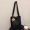 Gesteppte schwarze Nylon-Tragetasche mit weißem Plüsch-Anhänger und Stoff-Schultergurt - Mit Anhänger / Schwarz