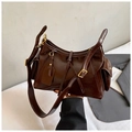 Borsa hobo marrone cioccolato in pelle oliata retrò con fibbia dorata e tracolla regolabile - Marrone