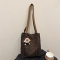 Braune gesteppte Tote Bag mit breitem Gurt und Plüsch-Anhänger für Pendler - Mit Anhänger / Braun