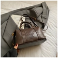 Bolso Boston marrón oscuro de piel sintética texturizada con detalles metálicos dorados - Café sin Colgante