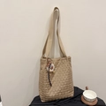 Gesteppte Khaki-Canvas-Einkaufstasche mit Schultergurten und Teddybär-Anhänger - Mit Anhänger / Khaki