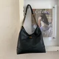 Dettaglio borsa hobo in pelle trapuntata nera con catena dorata e chiusura a girello - Nero PU