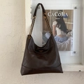 Dettaglio del motivo trapuntato e della tracolla a catena sulla borsa tote marrone scuro - PU Caffè