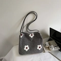 Détail du sac cabas en peluche grise avec fleurs brodées et fines anses en cuir noir - Gris