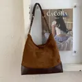 Dettaglio borsa a spalla vintage trapuntata in camoscio marrone con tracolla a catena - Scamosciato Marrone