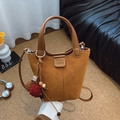 Bolso saco de ante marrón caramelo con elegante colgante de bola de peluche - Con Colgante / Marrón