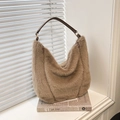 Dettaglio della morbida pelliccia marrone della borsa hobo con manico in pelle - Khaki Senza Pendente