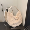 Dettaglio borsa a spalla in peluche beige con texture morbida e anelli dorati - Albicocca Senza Pendente