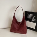 Schicke hobo-tasche in weinrot mit leopardenmuster, wildlederoptik und breitem riemen - Burgunderrot