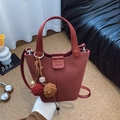 Bolso tipo cubo en ante rojo oscuro con correa de cuero y amuleto de pompones - Con Colgante / Rojo