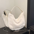 Dettaglio della borsa a spalla in peluche bianco con cinturino in PU e forma a mezzaluna - Bianco senza ciondolo