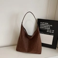 Detailansicht der braunen Hobo-Tasche mit Leopardenmuster aus Wildleder und breitem Riemen - Braun
