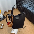 Bolso bombonera de ante negro para mujer con pompón decorativo y correa al hombro - Con Colgante / Negro