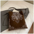 Dettagli del ricamo sulla borsa tote in pelle scamosciata marrone con motivi floreali - Marrone