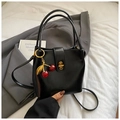 Borsa a secchiello in pelle lucida nera con dettagli dorati e ciondolo a forma di ciliegia - Stile con Ciondolo a Ciliegia / Nero con ciondolo