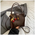 Borsa a secchiello vintage marrone scuro in ecopelle lucida con ciondolo a ciliegia - Stile con Ciondolo a Ciliegia / Caffè con Ciondolo