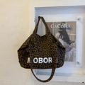 Grande borsa tote leopardata alla moda con scritta MOBOR bianca in tela resistente - Marrone