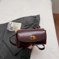 Bolso bandolera burdeos vintage de cuero sintético brillante con cierre dorado giratorio - Burdeos