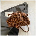 Modische Cloud-Tasche mit Leopardenmuster, Kordelzug und schmalem Schultergurt - Braun