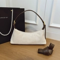 Schicke beige Hobo-Tasche mit braunen Ledergriffen und einem langen Schultergurt - Cremeweiß