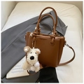 Sac à main marron texture litchi avec breloque chiot en peluche et boucles argentées - Marron (Avec Pendentif)