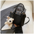Détail d'un sac à main noir en cuir litchi avec charmant pendentif chien en peluche blanc - Noir (Avec Pendentif)