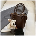 Détail du sac cabas en cuir grainé marron foncé avec un charmant pendentif chien - Café (Avec Pendentif)