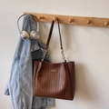 Elegante borsa tote intrecciata marrone con tracolla a catena d'oro sul gancio - Marrone Senza Ciondolo