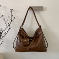 Detalle de bolso Hobo vintage marrón en cuero brillante con pespuntes blancos y monedero - Marrón